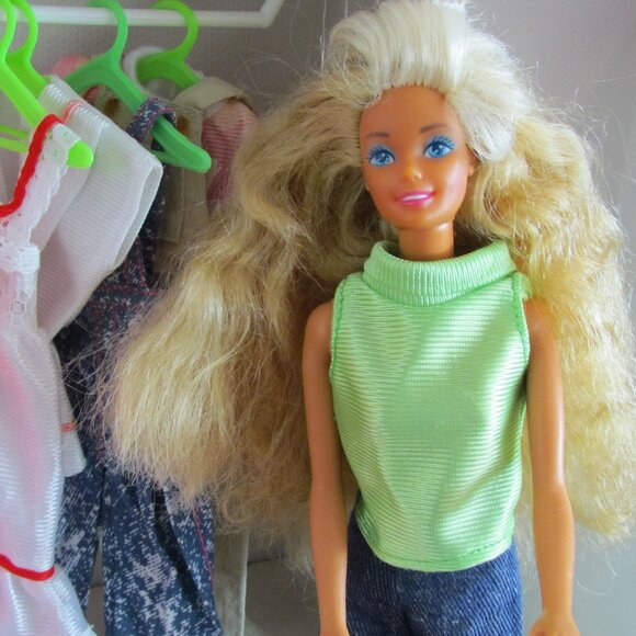 BARBIE CLOTHES & DOLLS LOT in CARRY CASE CLOSET, 2 BARBIES w GLORIOUS HAIR, 1976 - Picture 4 of 15